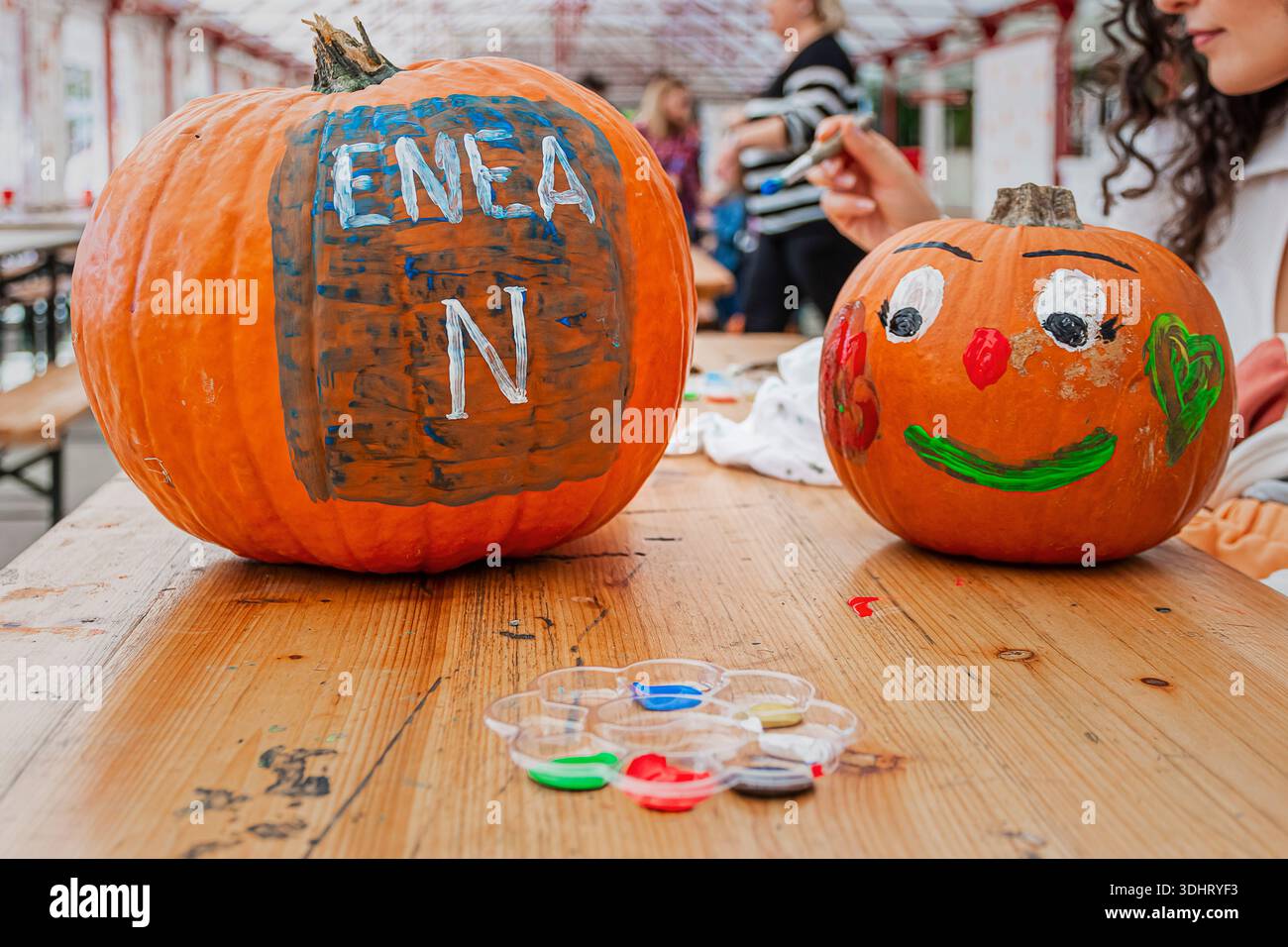 Zucche dipinte con l'immagine di un volto e il nome Enea Foto Stock