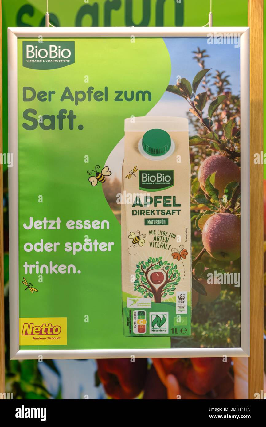 BERLINO, GERMANIA, 16 gennaio 2026: Foto di questo è uno scatto ravvicinato di una pubblicità di succo di mela BioBio all'Internationale Grüne Woche Trade fai Foto Stock