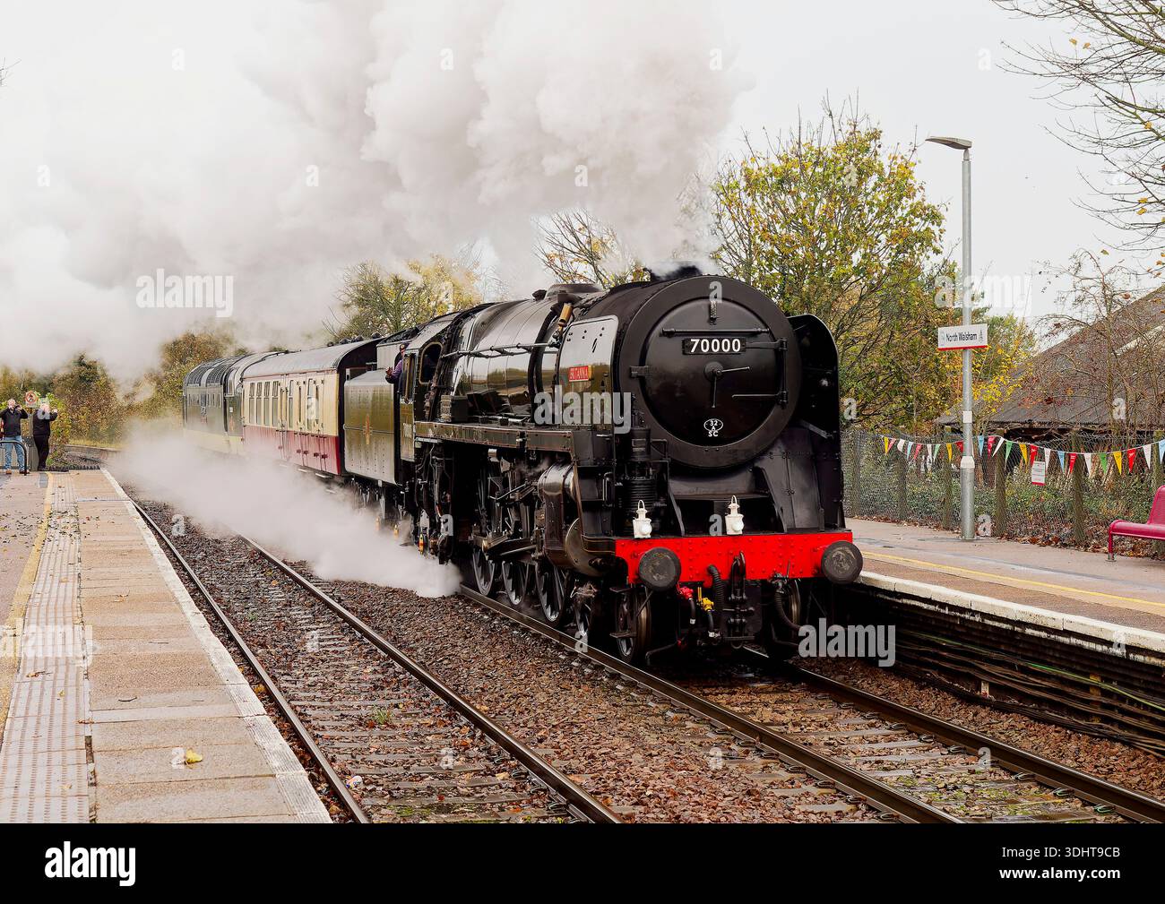 British Railways Standard Class 7 No. 70000 Britannia e Deltic D9000 Royal Scots Grey pas North Walsham quando tornano a Crewe, novembre 2025 Foto Stock
