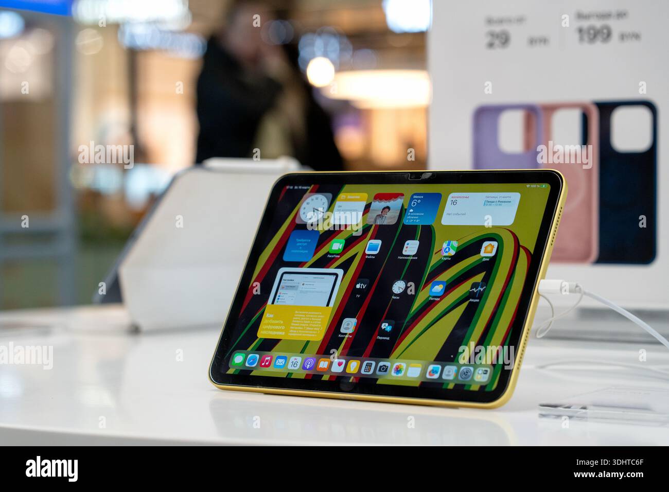Nuovo iPad Apple in esposizione presso l'Apple Store, invitando i clienti a provarlo. Minsk, Bielorussia - 16 marzo 2025 Foto Stock