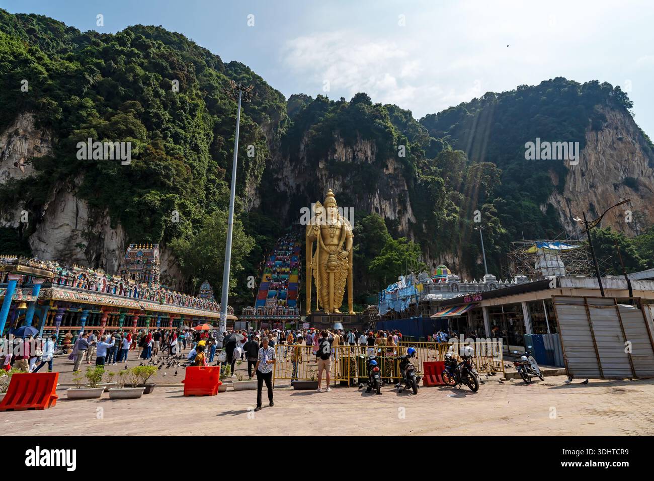 Kuala Lumpur, Malesia - 14 settembre 2023: Folle di persone che visitano le grotte di Batu, un tempio induista situato a Kuala Lumpur. Foto Stock