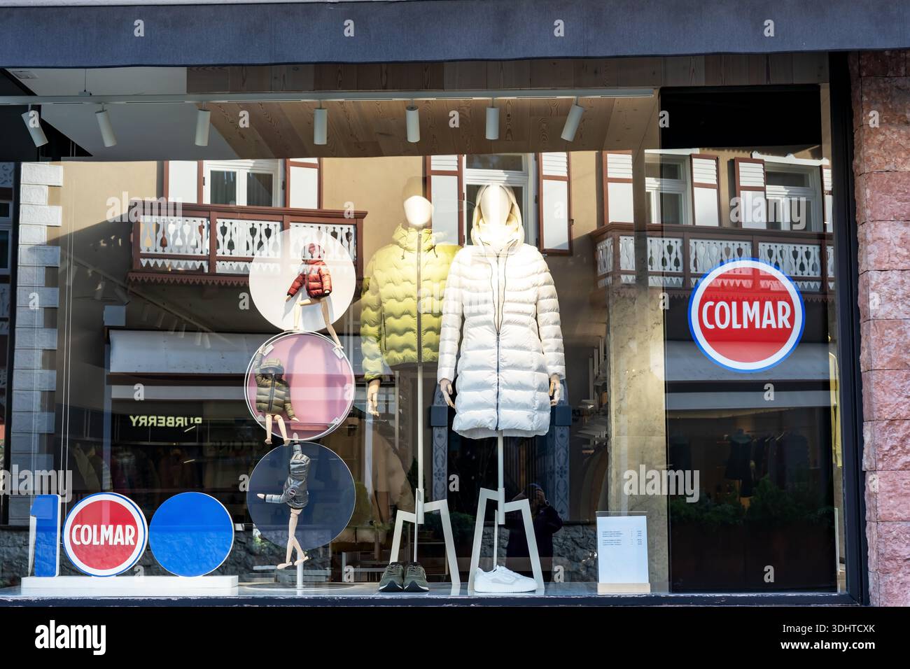 Cortina d'ampezzo, Belluno, Italia - 27 settembre 2023: Veduta del negozio Colmar a Cortina d'ampezzo, un marchio di abbigliamento italiano fondato nel 1923 da Mario Foto Stock