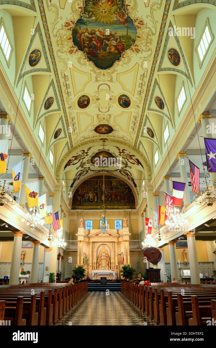 L'interno della cattedrale di St Louis a New Orleans mostra una navata con le bandiere dei diversi paesi che hanno contribuito alla cultura della città Foto Stock