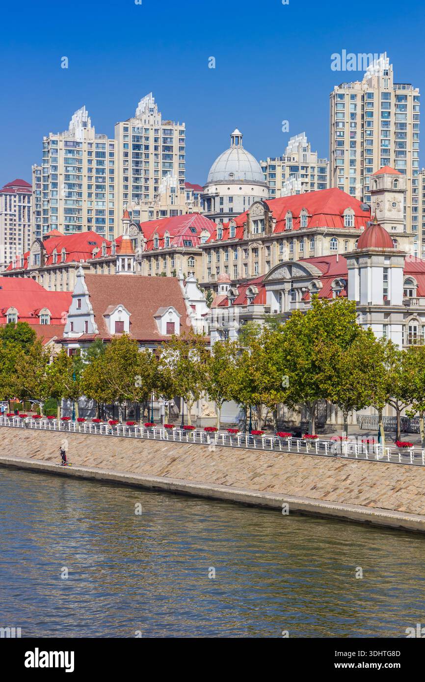 Colorati edifici storici in stile europeo sul fiume a Tianjin, in Cina Foto Stock