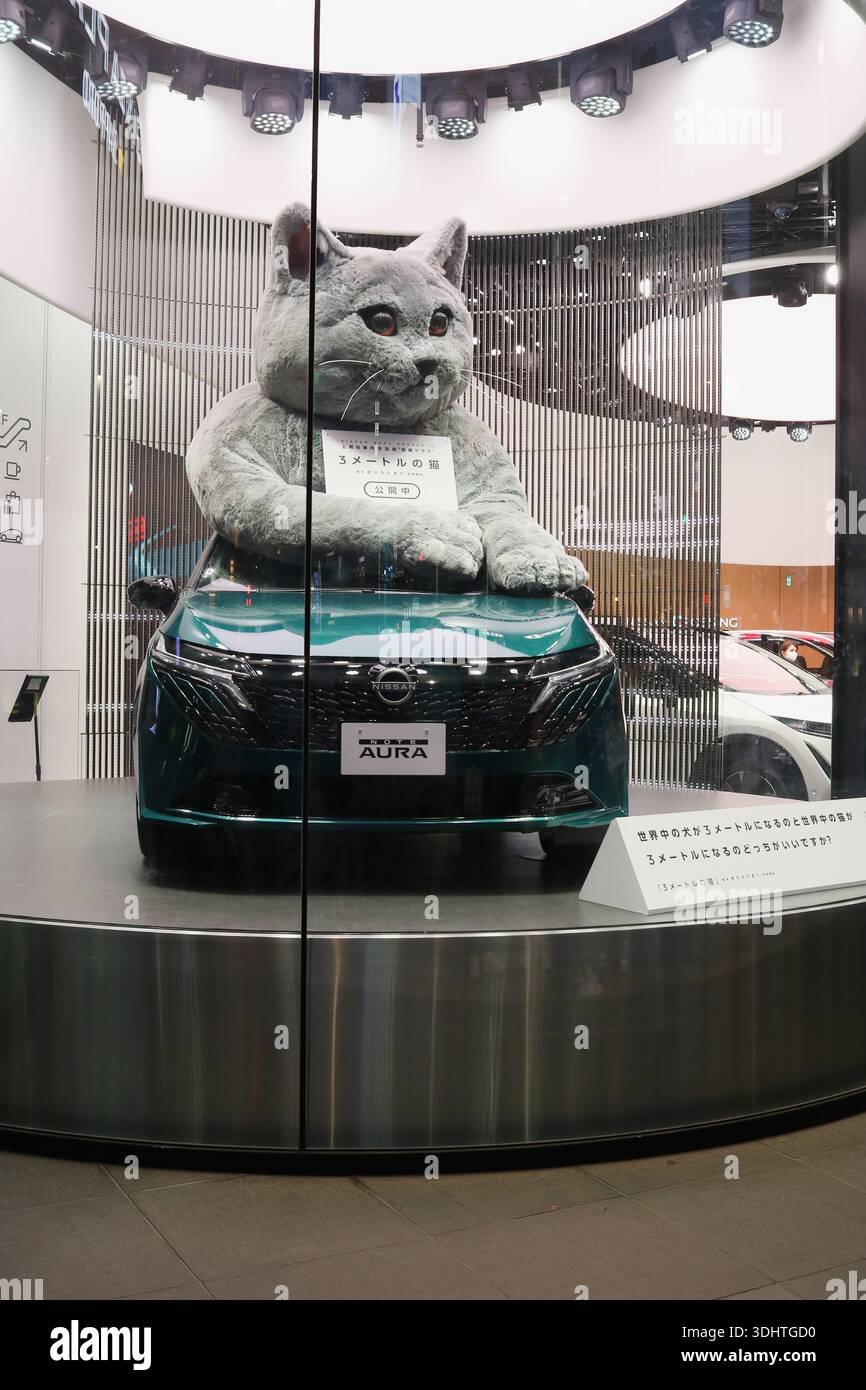 TOKYO, GIAPPONE - 1 novembre 2025: Una Nissan Note Aura con un gatto alto 3 metri sul tetto in mostra al Nissan Crossing a Ginza. Foto Stock