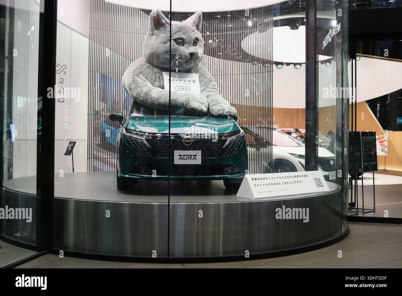 TOKYO, GIAPPONE - 1 novembre 2025: Una Nissan Note Aura con un gatto alto 3 metri sul tetto in mostra al Nissan Crossing a Ginza. Foto Stock