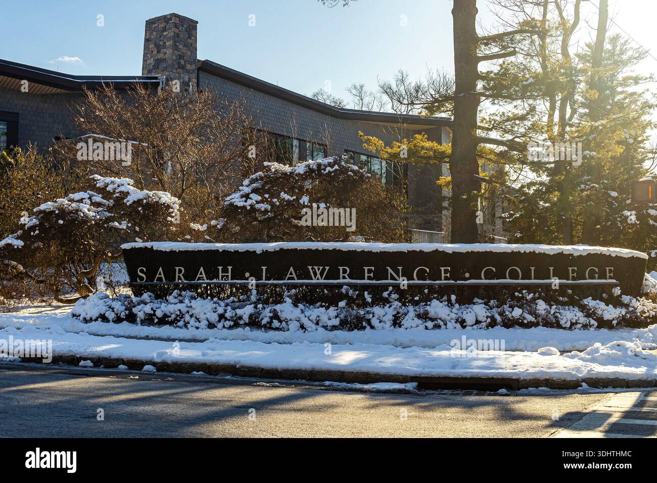 Sarah Lawrence College di Yonkers, New York, Stati Uniti. Barbara Walters Campus Center e firma all'ingresso di Sarah Lawrence, un'università privata di materie umanistiche Foto Stock