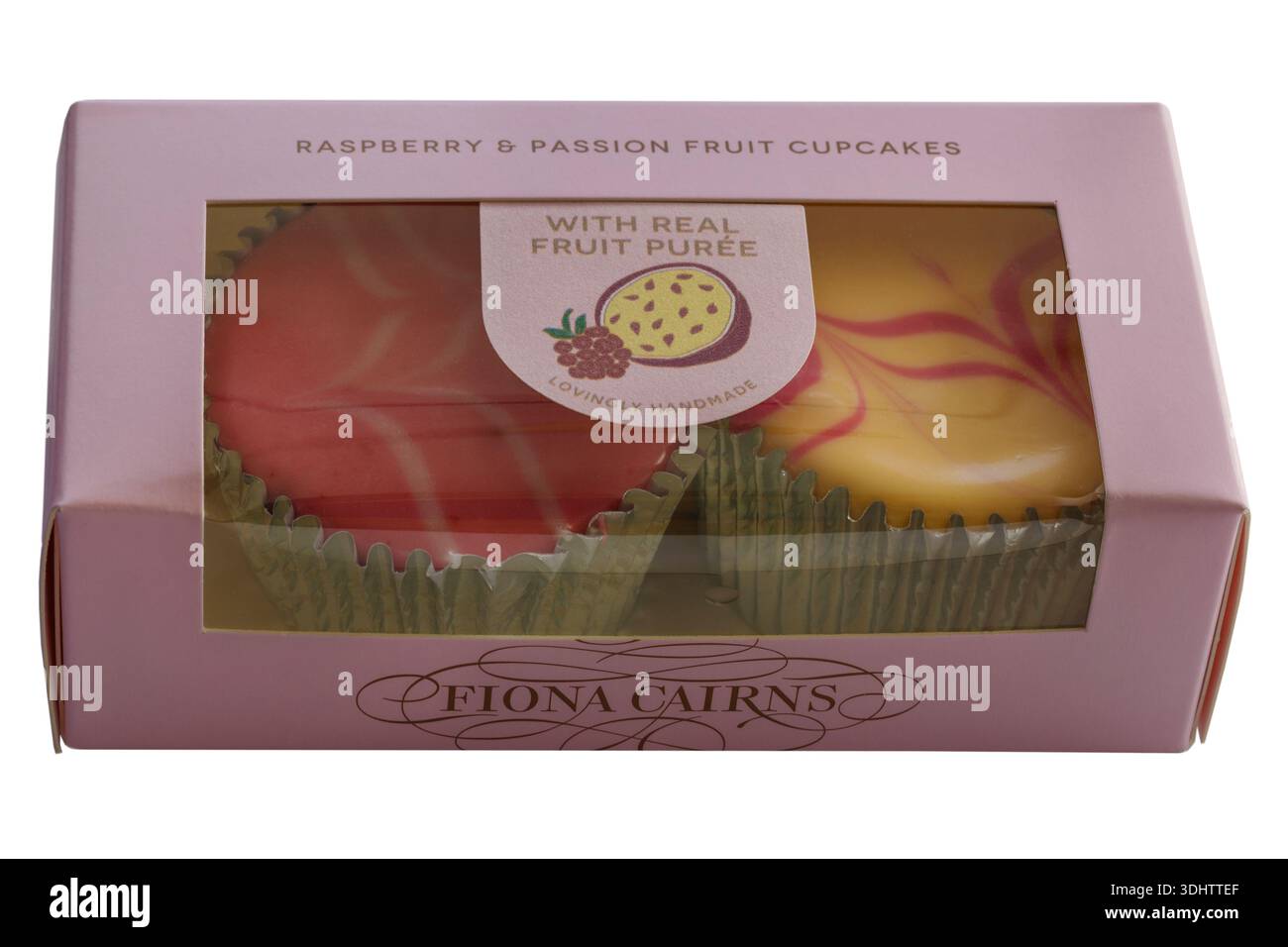Scatola di tortini di lamponi e frutta della passione con vera purea di frutta realizzata con amore a mano da Fiona Cairns isolata su sfondo bianco - Made in England Foto Stock