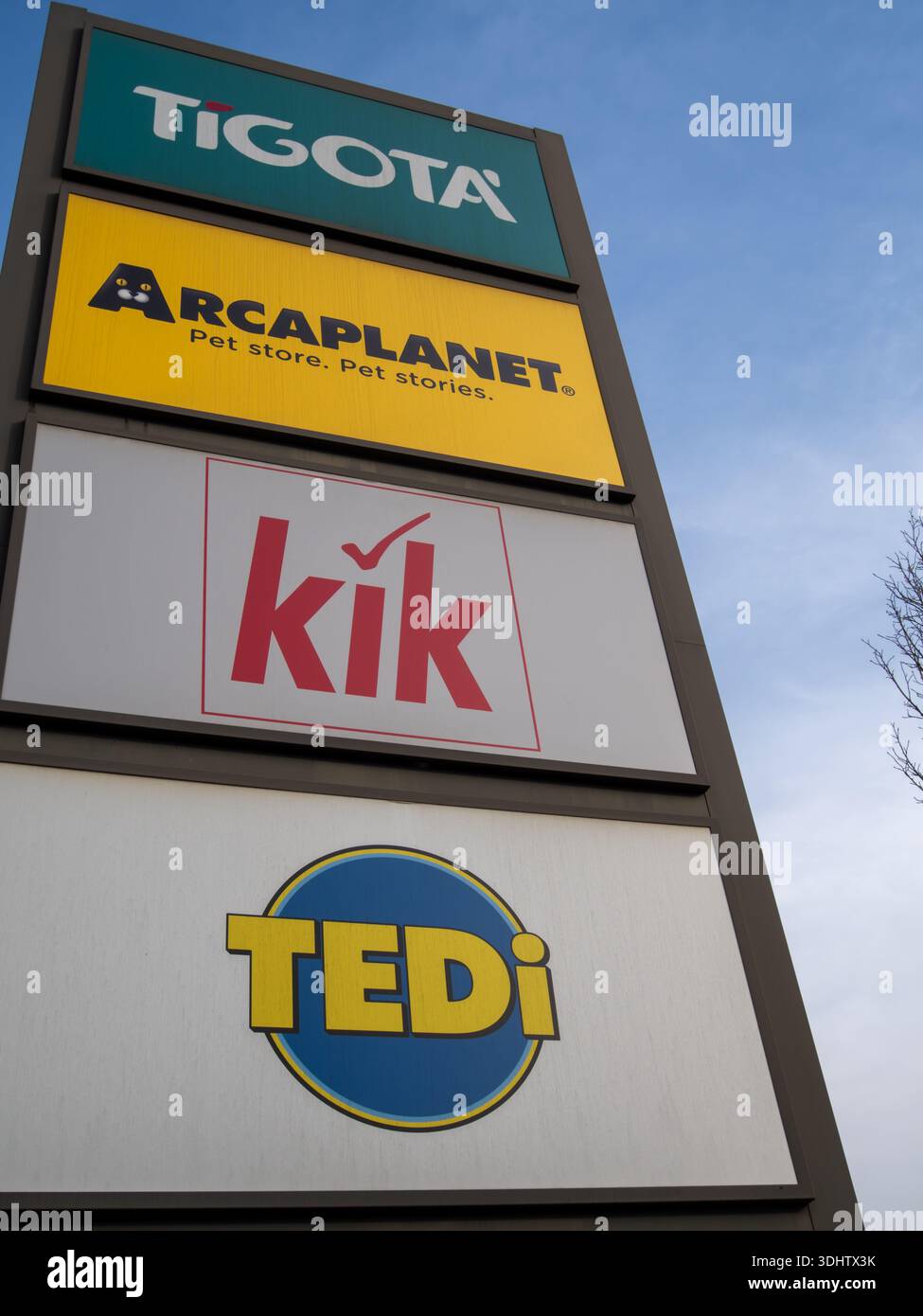 Cremona, Italia 8 gennaio 2026 cartello in pilone del Retail Park con i loghi per i negozi Tigota, Arcaplanet, Kik e Tedi, indicante la presenza commerciale a Foto Stock