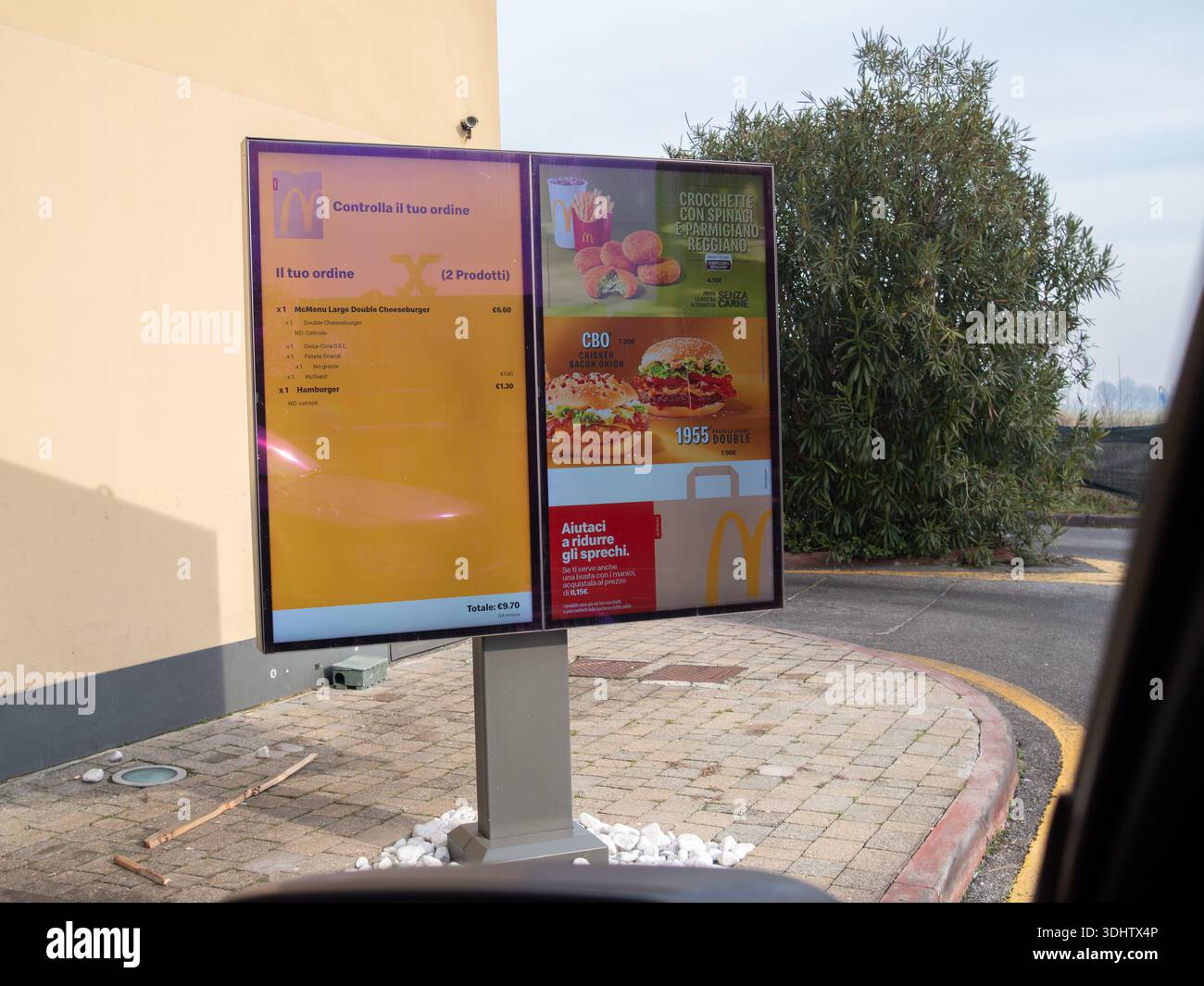Cremona, Italia 8 gennaio 2026 Un menu digitale presso un McDonald's drive-thru a Cremona, Italia, mostra gli ordini correnti e gli articoli promozionali Foto Stock