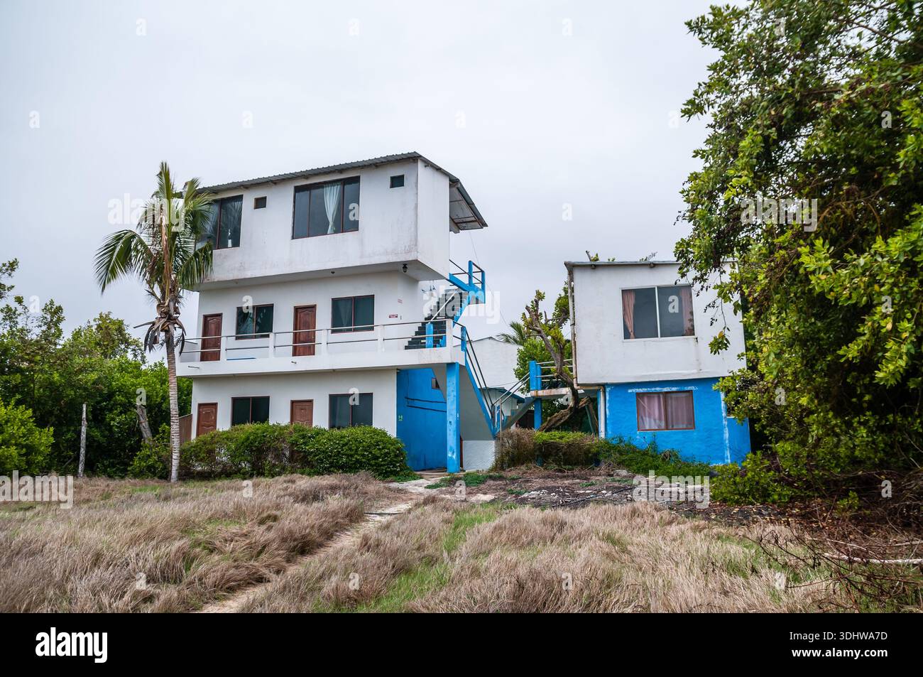 Hotel la Jungla, un edificio austero che si affaccia sul mare ai margini della città, Puerto Villamil, l'Isola Isabela e le Isole Galapagos Foto Stock
