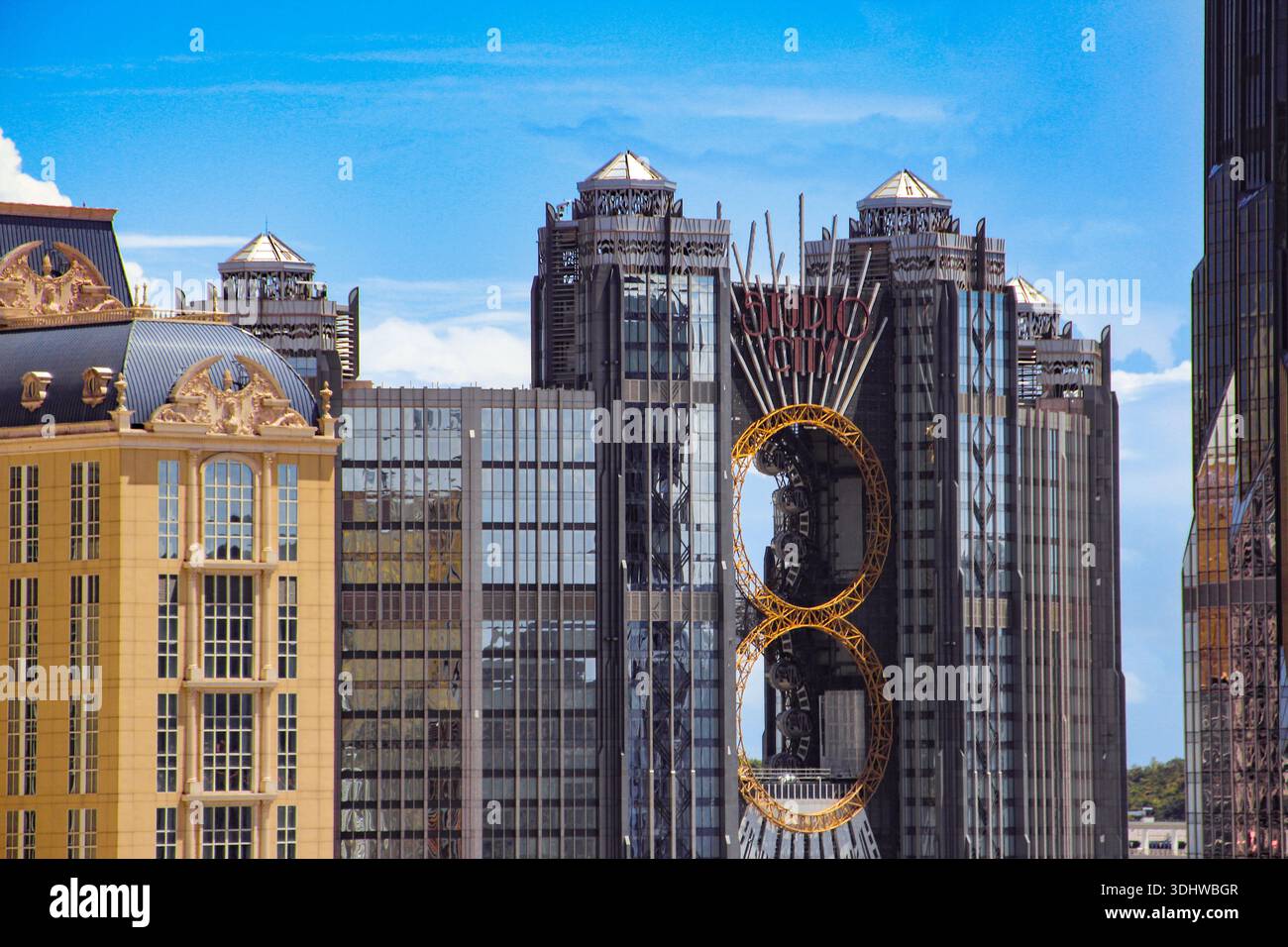 Paesaggio urbano contemporaneo caratterizzato da un mix di architettura neoclassica beige e futuristici grattacieli di vetro scuro con accenti ad anello dorato. Foto Stock