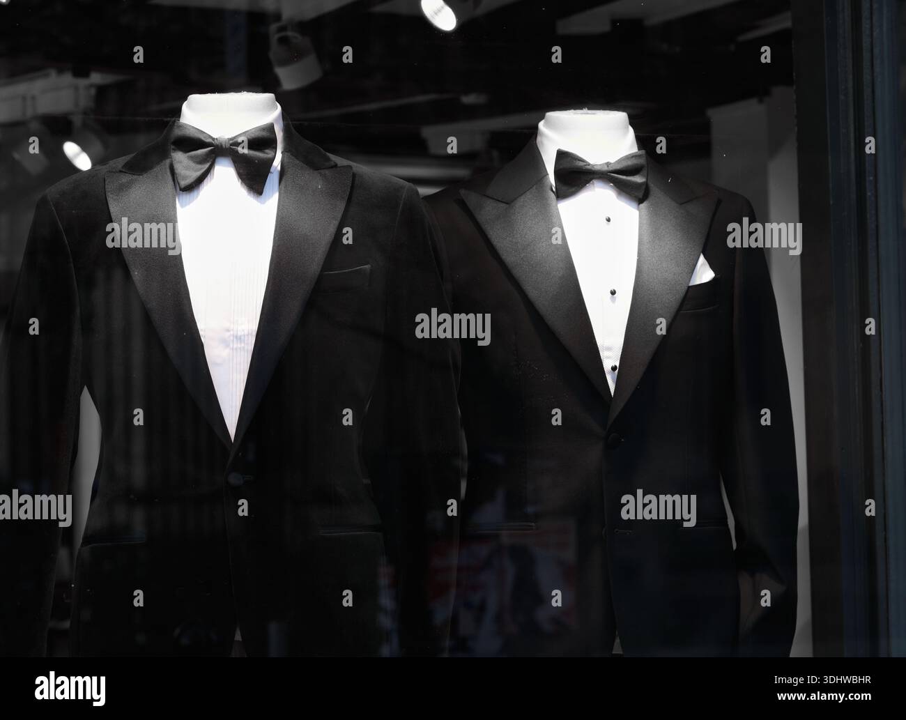 Giacca e cravatta con fiocco nero, alla vetrina del negozio Savoy Tailors Guild a Cambridge, Inghilterra. Foto Stock