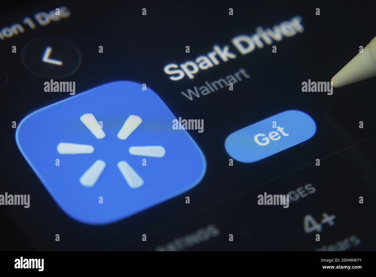 Dhaka, Bangladesh- 1 dicembre 2025: Primo piano dell'icona dell'app Walmart Spark driver nell'App Store su uno schermo dell'iPad Foto Stock