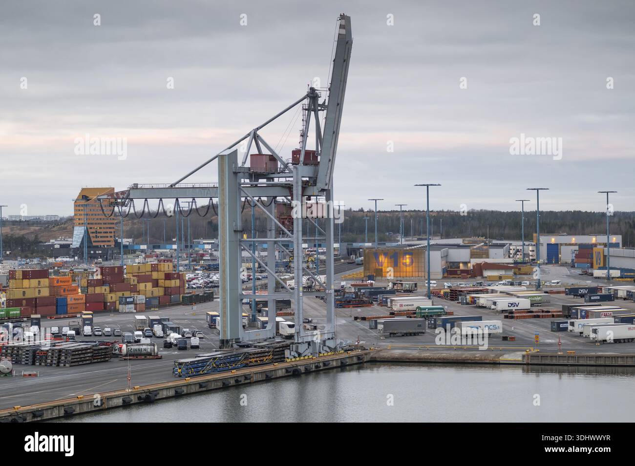 Gru di carico, impianto portuale, carico container, Helsinki, Finlandia Foto Stock