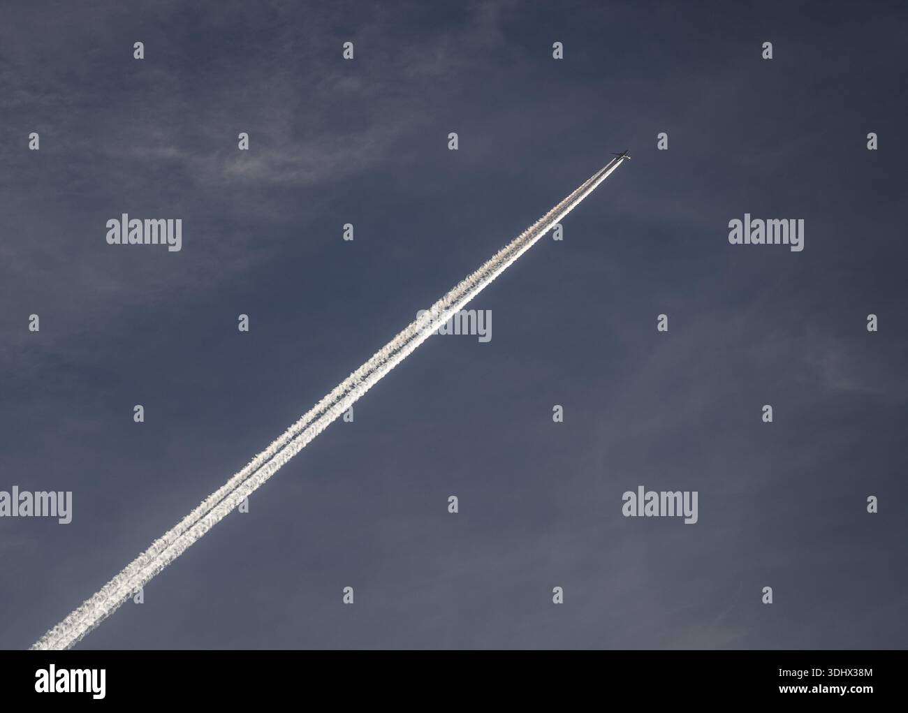 Contrafforti e getti passeggeri in alto nel cielo Foto Stock