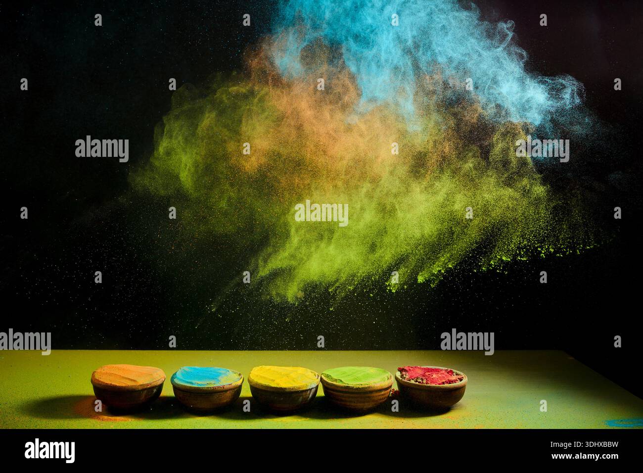 Vivace polvere di colore holi che esplode dalle ciotole Foto Stock