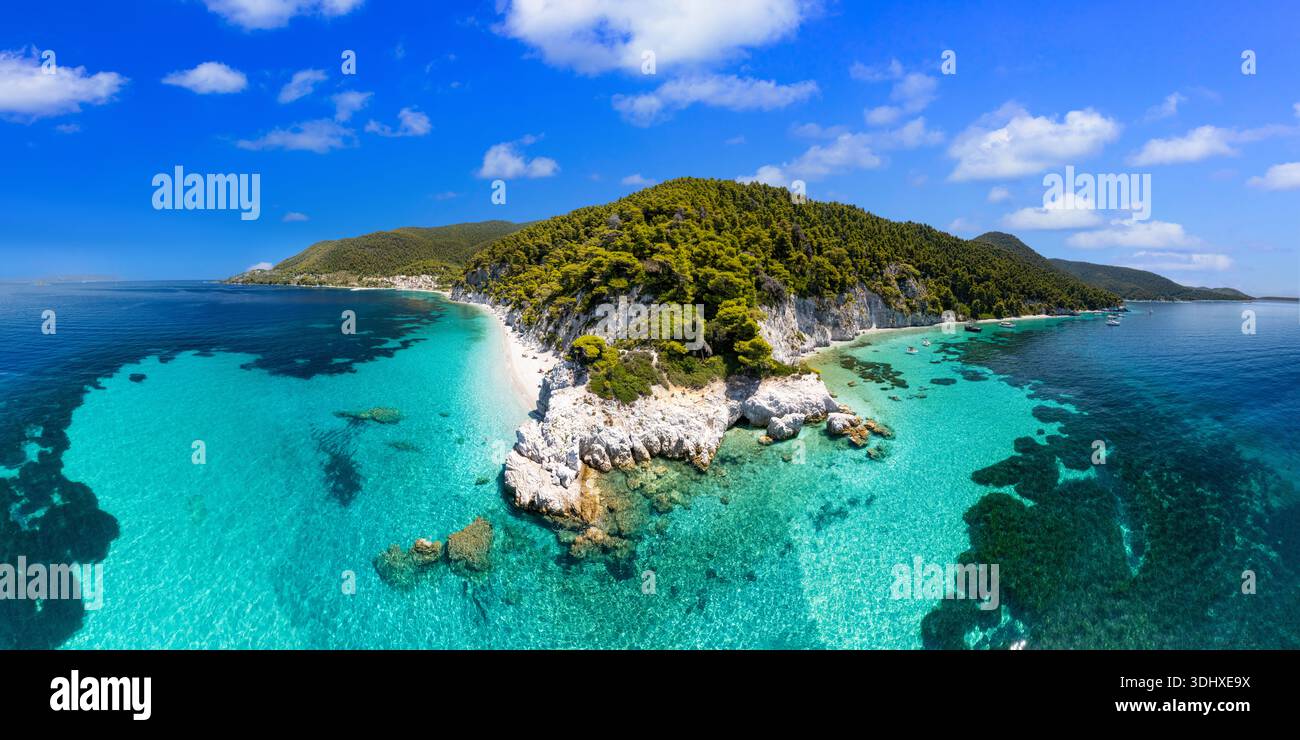 Splendida foto panoramica aerea ad alto angolo della spiaggia di Hovolo sull'isola di Skopelos. Caratterizzato da spettacolari scogliere calcaree bianche e lussureggianti foreste di pini verdi Foto Stock