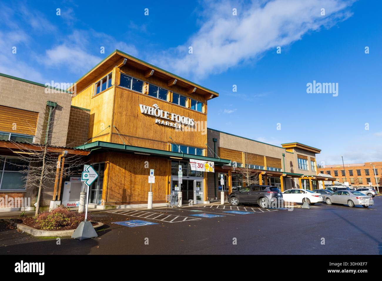 Eugene, OR - 17 dicembre 2025: Un negozio di alimentari Whole Foods Market è raffigurato in un centro commerciale suburbano negli Stati Uniti. Whole Foods Market Foto Stock
