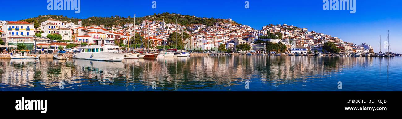 Viaggi in Grecia e luoghi panoramici. Le sabbie greche tradizionali - l'autentica Skopelos nelle Sporadi. Panorama del porto e delle case bianche della città vecchia Foto Stock