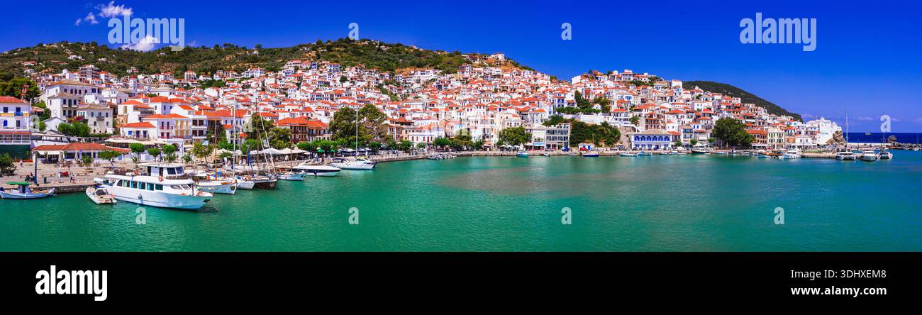 Viaggi in Grecia e luoghi panoramici. Le sabbie greche tradizionali - l'autentica Skopelos nelle Sporadi. Panorama del porto e delle case bianche della città vecchia Foto Stock