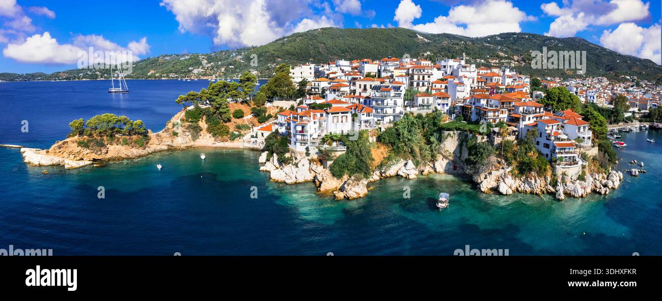 Destinazioni di viaggio in Grecia luoghi panoramici - l'isola di Skiathos, Sporadi. Popolare attrazione turistica - tradizionale città vecchia, vista panoramica con drone aereo Foto Stock