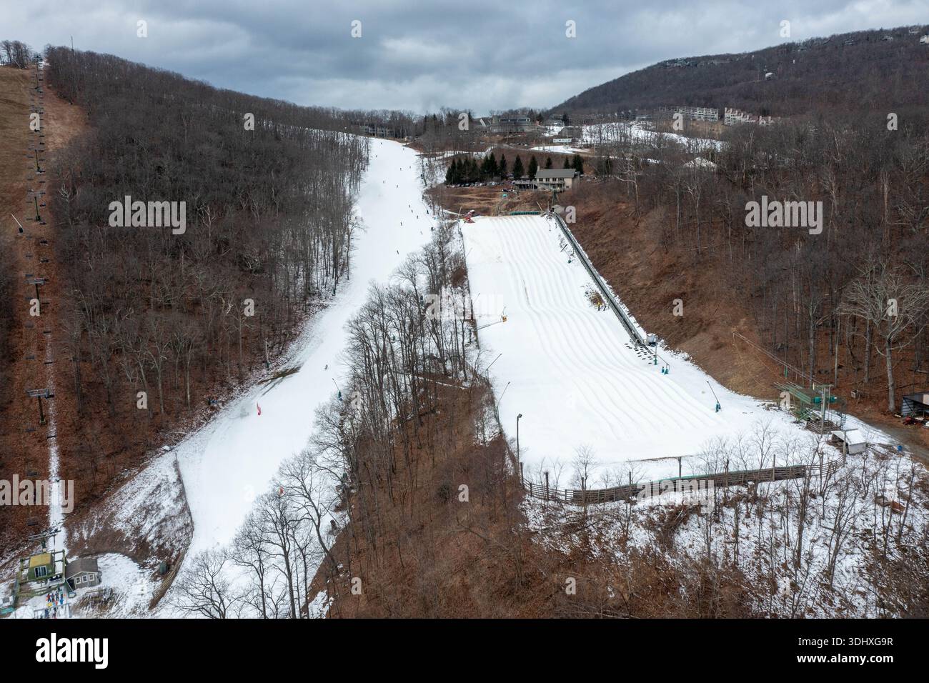 Veduta aerea delle piste da sci e di Tubing Hill con Little Snow in un giorno coperto al Wintergreen Resort Foto Stock