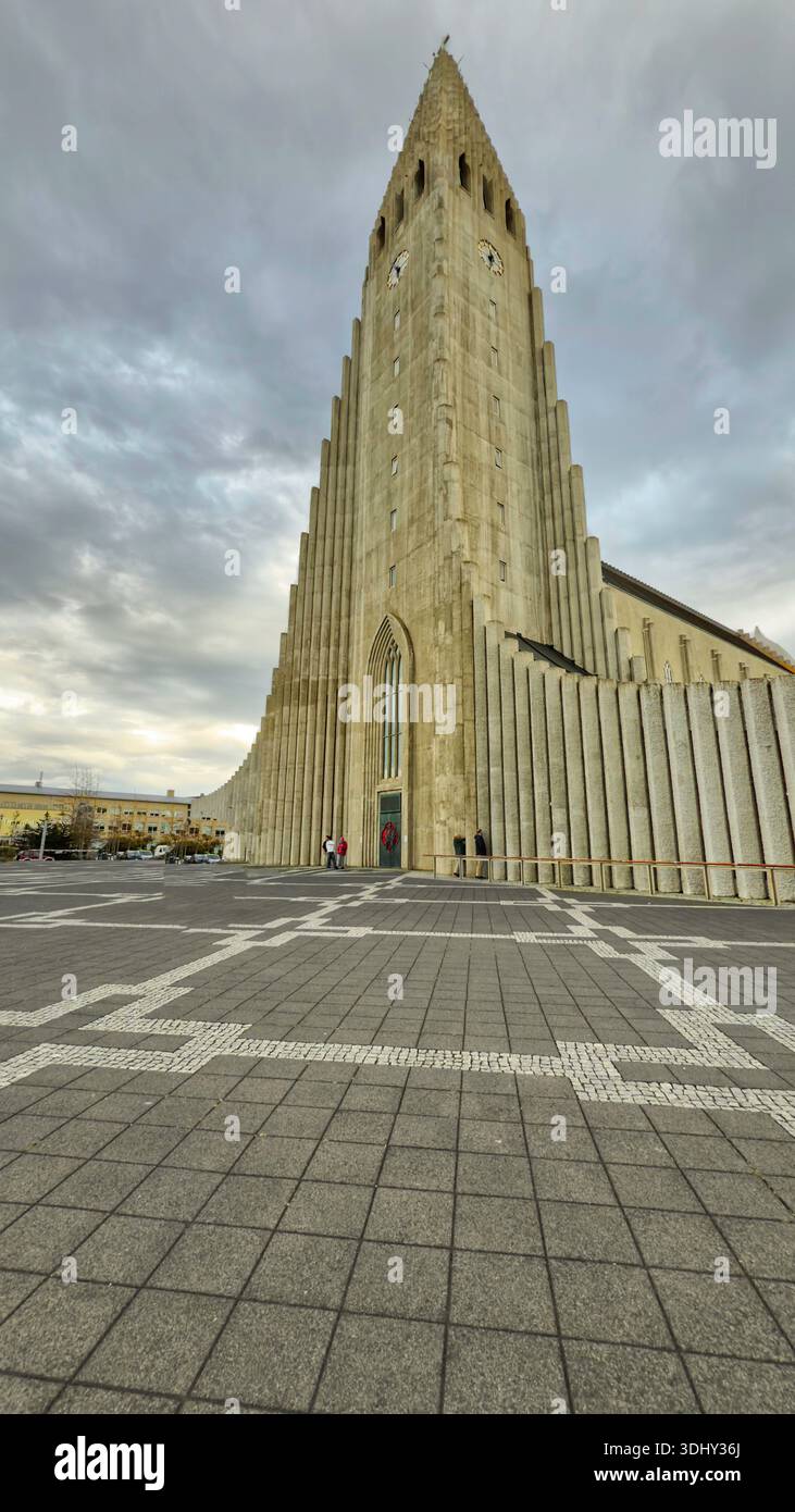 Vista della chiesa di Hallgrimskirkja a Reykjavik, Islanda, con un cielo nuvoloso Foto Stock