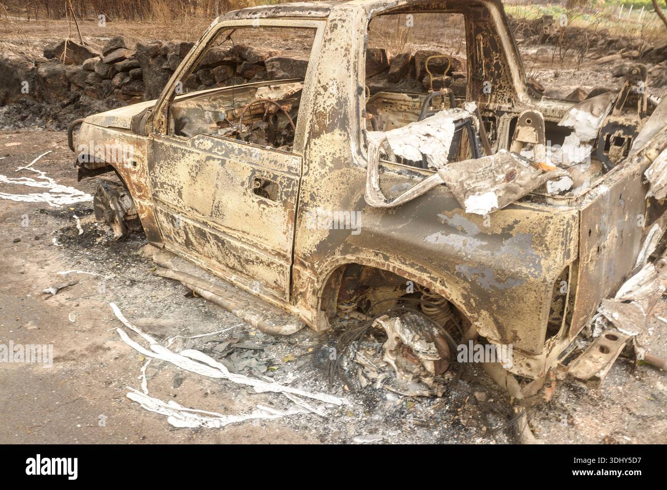 Dopo l'incendio di un'auto che mostra resti carbonizzati e cenere che ricoprono l'interno Foto Stock