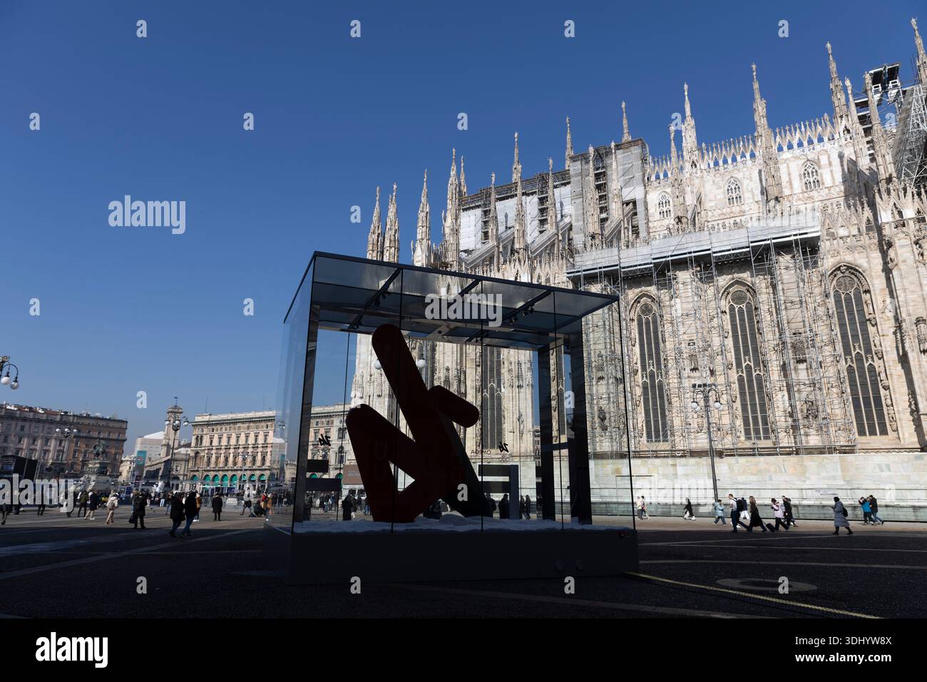 (260124) -- MILANO, 24 gennaio 2026 (Xinhua) -- foto scattata il 6 febbraio 2025 mostra il conto alla rovescia delle Olimpiadi invernali e Paralimpiadi di Milano-Cortina esposte nei pressi del Duomo di Milano a Milano, Italia. I Giochi Olimpici invernali Milano-Cortina 2026 si svolgeranno dal 6 al 22 febbraio. (Xinhua/li Jing) Foto Stock