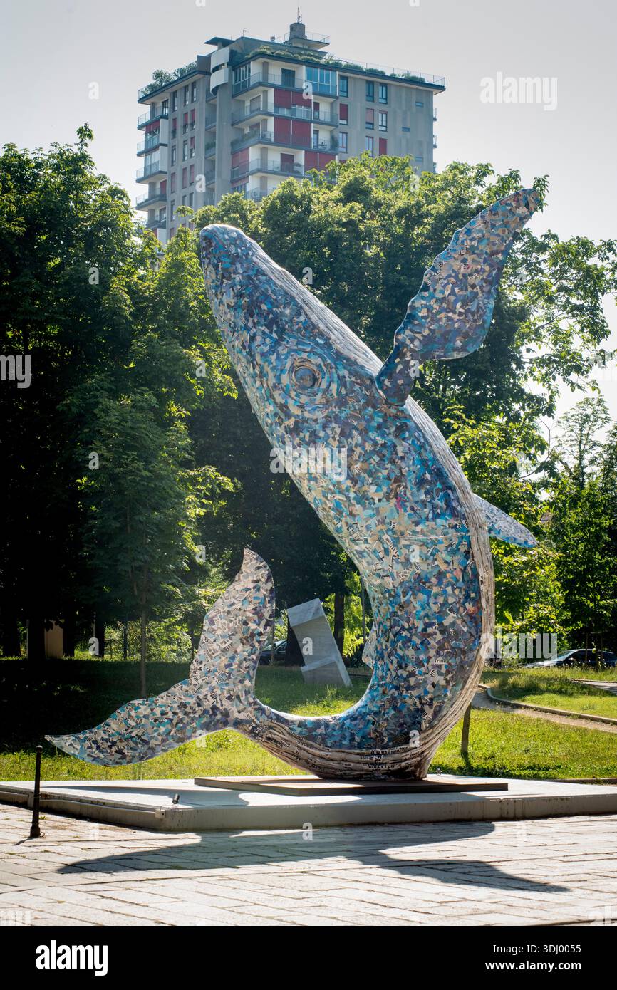 La Balena (la balena) scultura dell'artista italiano Jacopo Allegrucci, parte della 24a Mostra Internazionale della Triennale di Milano, commissionata nell'ambito della serie "la fragilità del futuro", l'enorme cartapesta blu m`chè cetacea è stata svelata il 13 maggio 2025, per simboleggiare la vulnerabilità delle specie in pericolo e la fragilità ecologica del mondo moderno. Fu incendiato il 14 luglio 2025 e ridotto a uno scheletro di metallo carbonizzato meno di un mese dopo la fotografia. Palazzo dell'Arte, Parco Sempione, Milano, Italia Foto Stock