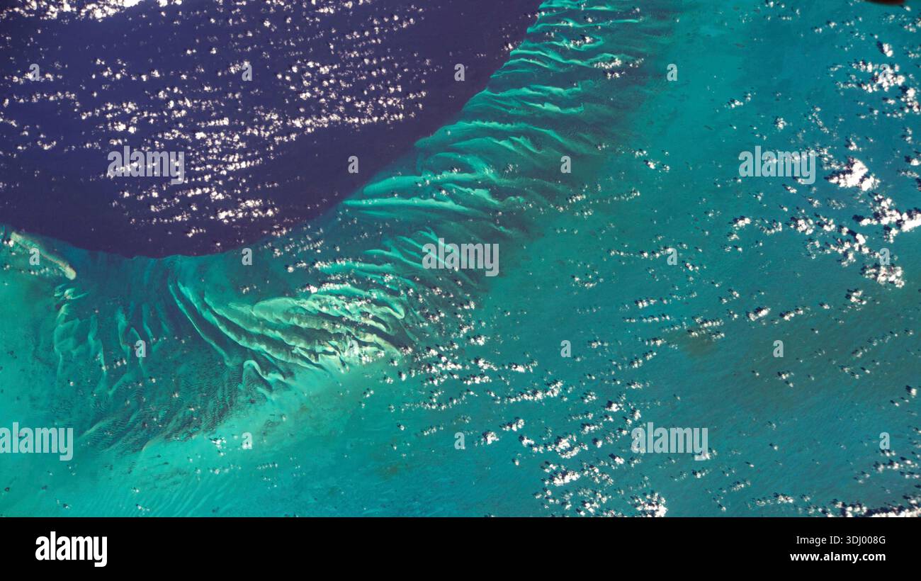 Mari turchesi. Una porzione dell'Oceano Atlantico al largo delle Bahamas come fotografata dalla stazione spaziale Internazionale il 29 ottobre 29 2020. Una versione ottimizzata di un'immagine originale della NASA: Credit: NASA Foto Stock