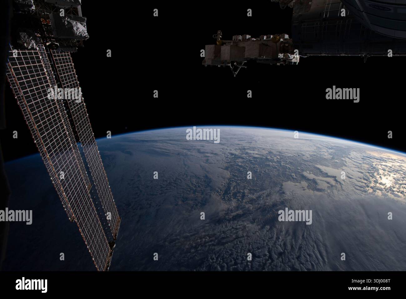 L'arto terrestre, o orizzonte, è stato fotografato dalla stazione spaziale Internazionale mentre orbitava sopra il nord dell'Oceano Pacifico vicino alle Isole Aleutine dell'Alaska. Novembre 2020. Una versione ottimizzata di un'immagine originale della NASA: Credit: NASA Foto Stock