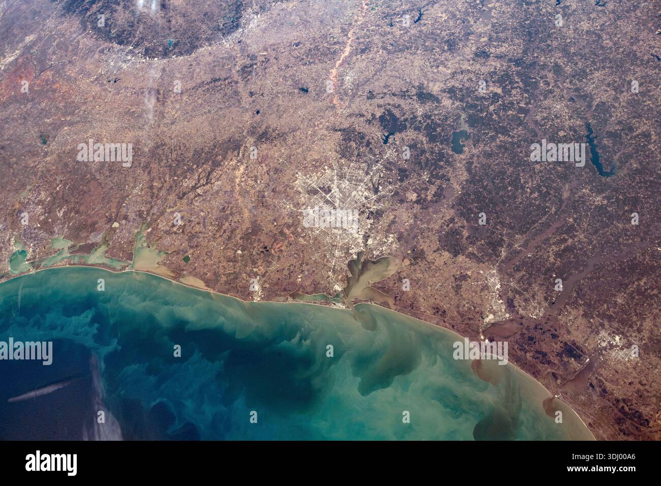 Houston, Texas, Galveston Bay e la costa del Golfo fotografati dalla stazione spaziale Internazionale mentre orbitava a 261 miglia sopra la Terra il 25 dicembre 2020. Una versione ottimizzata di un'immagine originale della NASA: Credit: NASA Foto Stock