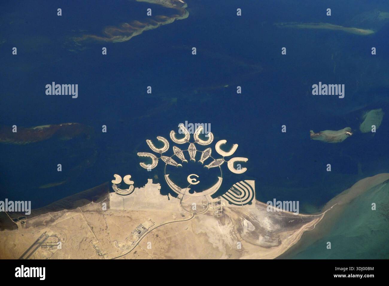 Bahrain - Petal 2 Beach, sulla punta meridionale dell'isola del Bahrain, fotografata dalla stazione spaziale Internazionale mentre orbitava a 261 miglia sopra il Golfo Persico nell'ebruario 26 del 2021. Una versione ottimizzata di un'immagine ISS originale: Credit: Roscosmos. SOLO PER USO EDITORIALE Foto Stock