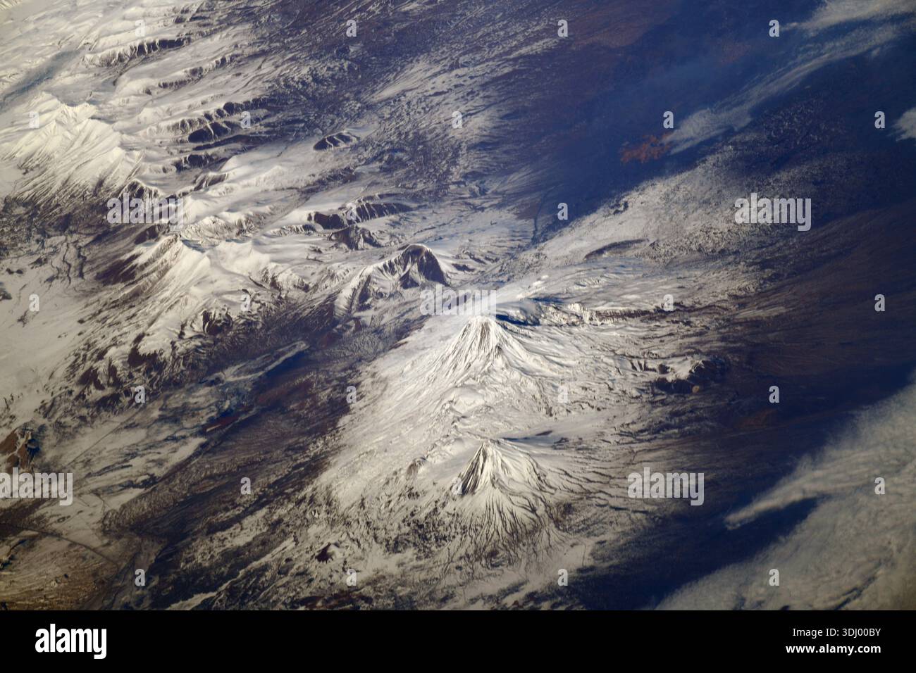 Vista obliqua del Monte Ararat nella Turchia orientale presa dalla stazione spaziale Internazionale mentre orbitava a 262 miglia sopra l'Iran appena a sud del Mar Caspio il 6 febbraio 2021. Una versione ottimizzata di un'immagine ISS originale: Credit: Roscosmos. SOLO PER USO EDITORIALE Foto Stock