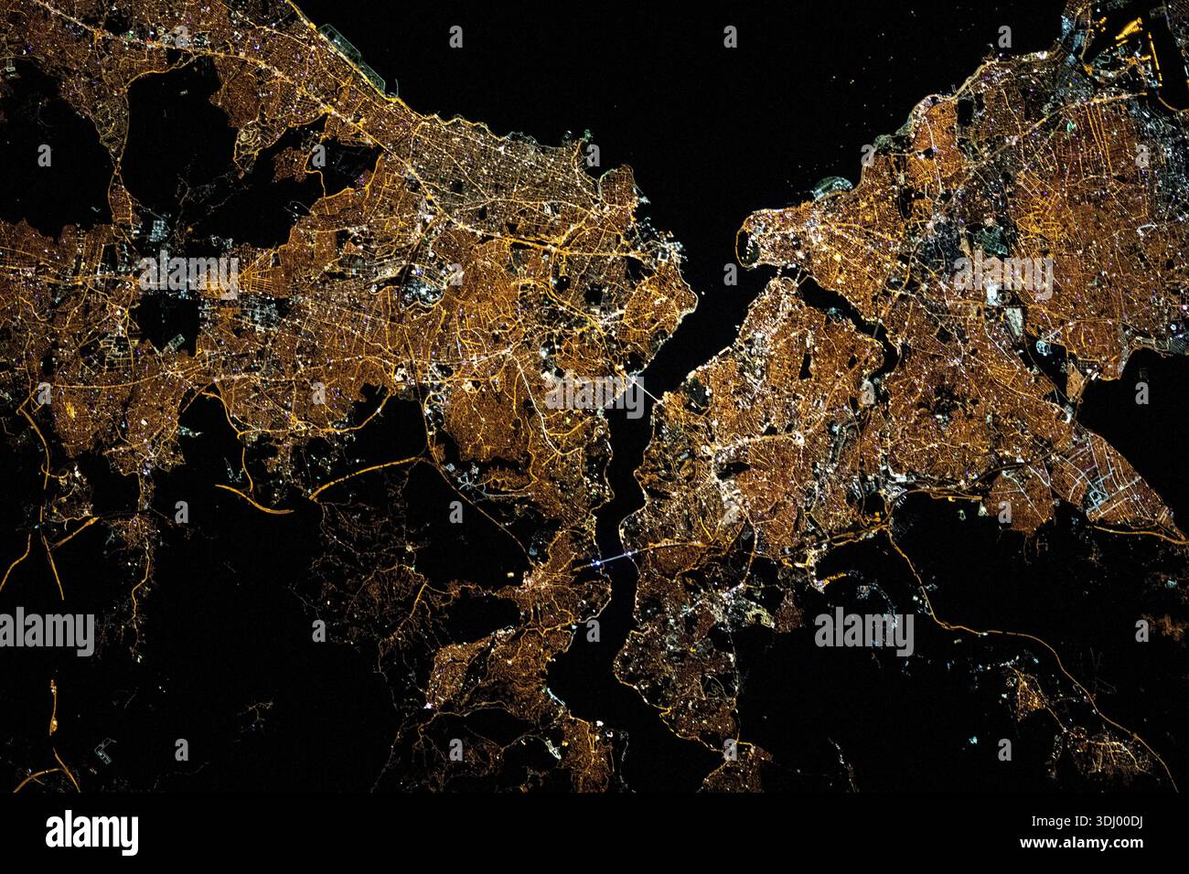 Immagine satellitare di Istanbul, Turchia di notte. Al centro, ponti che attraversano il Bosforo. Una fotografia scattata dalla stazione spaziale Internazionale il 10 maggio 2021. Una versione ottimizzata e digitalmente migliorata di un'immagine NASA/ ESA. Credito obbligatorio: NASA/ESA/T.. Pesquet. NB: Limitazioni d'uso: Da non presentare come approvazione. Foto Stock