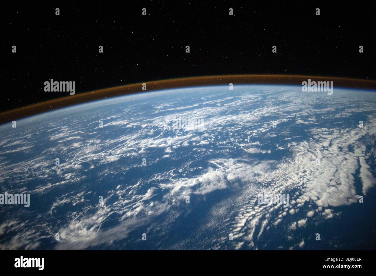 Terra vista dall'orbita. La curva visibile è l'arto della Terra, con la sottile banda luminosa che rappresenta l'atmosfera. Una fotografia scattata dalla stazione spaziale Internazionale il 22 ottobre 2021. Una versione ottimizzata di un'immagine originale della NASA: Credit: NASA Foto Stock