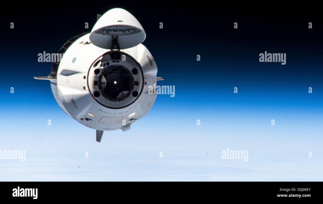 Navicella spaziale SpaceX Dragon 2 in orbita - ritorno della missione Crew-2. Dragon 2 è una classe di veicoli spaziali parzialmente riutilizzabili sviluppata, prodotta e gestita dalla compagnia spaziale americana SpaceX per voli verso la stazione spaziale Internazionale (ISS) e missioni spaziali private. Il veicolo spaziale è costituito da una capsula spaziale riutilizzabile e da un modulo bagagliaio non riutilizzabile. Una fotografia scattata dalla stazione spaziale Internazionale l'8 novembre 2021. Una versione ottimizzata di un'immagine originale della NASA: Credit: NASA Foto Stock