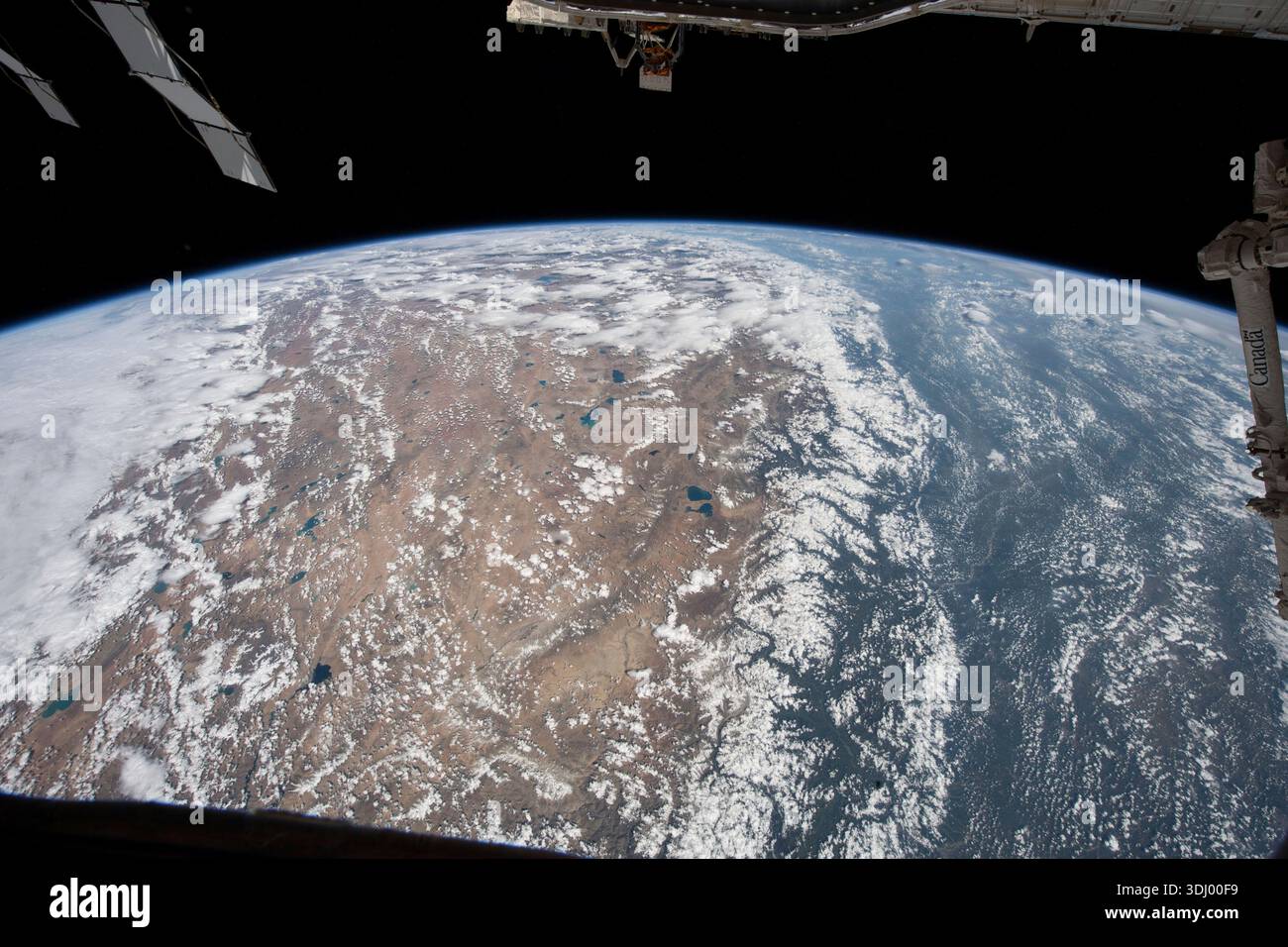 L'Himalaya è visto dalla stazione spaziale Internazionale a 257 miglia sopra l'India settentrionale, separando il subcontinente indiano dal continente asiatico e influenzando il clima regionale bloccando l'aria fredda del nord, estendendo le zone tropicali più a nord. Una fotografia scattata dalla stazione spaziale Internazionale il 17 agosto 2022. Una versione ottimizzata di un'immagine originale della NASA: Credito: NASA/BHines Foto Stock