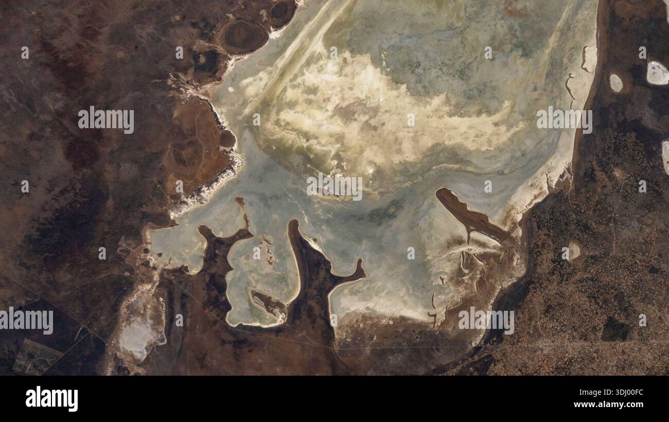 L'Etosha National Park, nella Namibia settentrionale, è fotografato dalla ISS a 262 km di altitudine, mostrando animali selvatici tra cui elefanti, leoni e giraffe. Una fotografia scattata dalla stazione spaziale Internazionale il 24 giugno 2022. Una versione ottimizzata di un'immagine originale della NASA: Credit: NASA Foto Stock