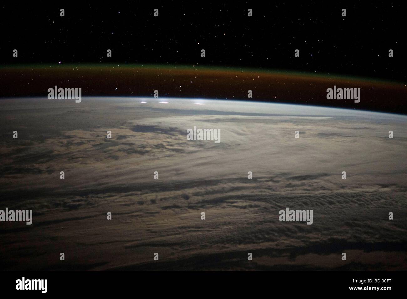 Una vista dalla stazione spaziale Internazionale a 271 miglia sopra l'Oceano Indiano meridionale tra l'Africa e l'Antartide mostra nuvole, fulmini vicino all'orizzonte e il bagliore atmosferico della Terra Una fotografia scattata dalla stazione spaziale Internazionale il 17 agosto 2022. Una versione ottimizzata di un'immagine originale della NASA: Credito: NASA/BHines Foto Stock