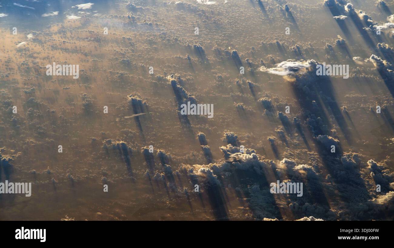 Un tramonto si estende sulle ombre nuvolose della Tanzania in questa immagine dalla stazione spaziale Internazionale mentre orbitava a 259 miglia sopra la nazione africana. Una fotografia scattata dalla stazione spaziale Internazionale il 13 gennaio 2023. Una versione ottimizzata di un'immagine originale della NASA: Credit: NASA Foto Stock