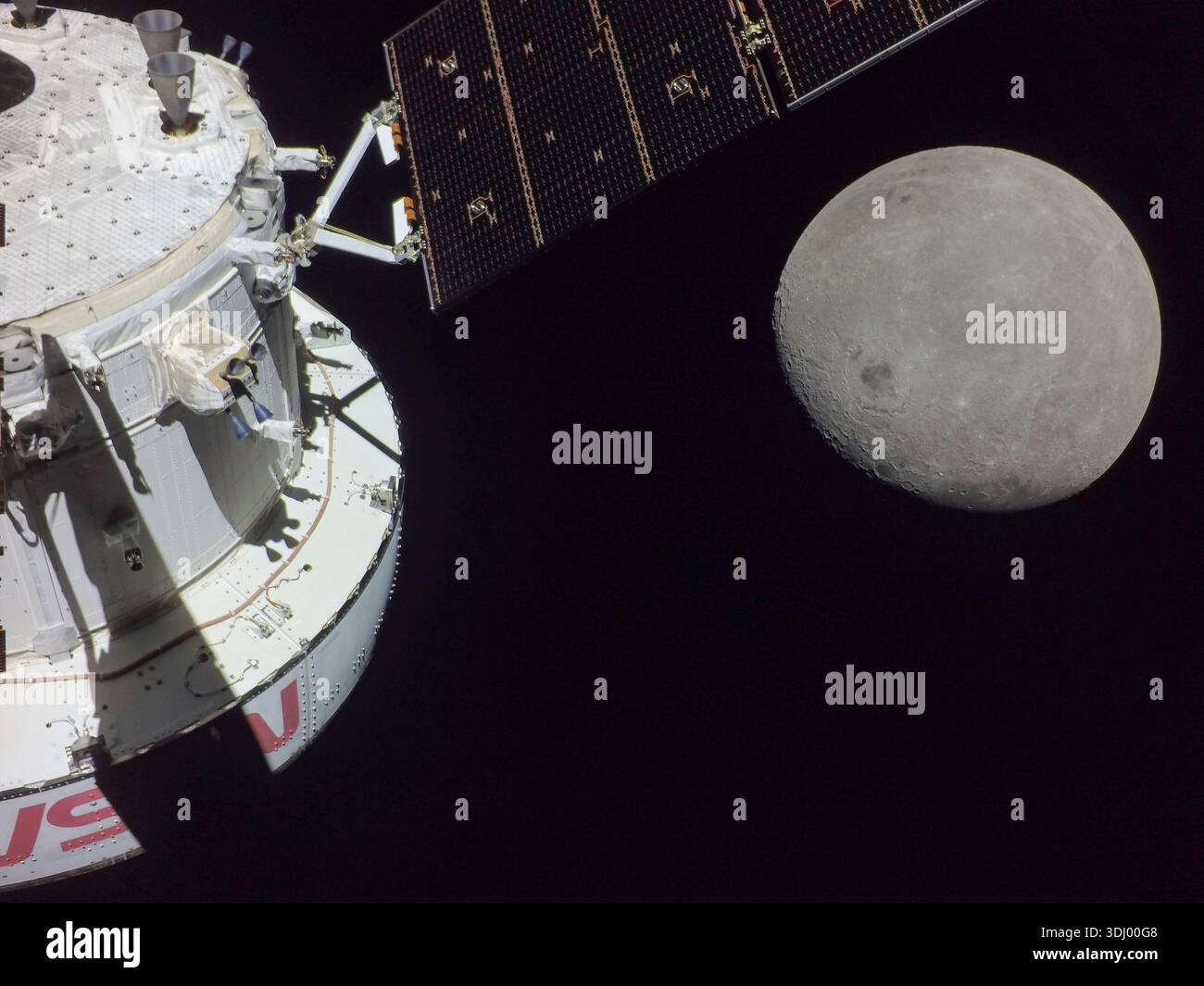 Una parte del lato più lontano della Luna incombe appena oltre la navicella Orion in questa immagine scattata il sesto giorno della missione Artemis i da una telecamera sulla punta di uno degli array solari di Orion. La sonda entrò nella sfera lunare d'influenza domenica 20 novembre 2021, rendendo la Luna invece della Terra la principale forza gravitazionale che agisce sulla fotografia scattata il 21 novembre 2022. Una versione ottimizzata di un'immagine originale della NASA: Credit: NASA Foto Stock