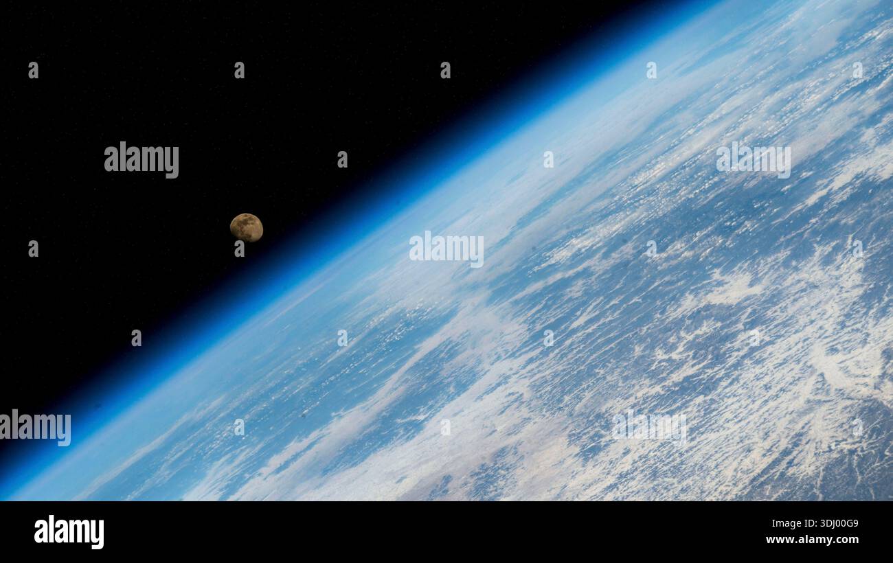 La luna gibbosa in cera è osservata sopra l'orizzonte della Terra dalla stazione spaziale Internazionale mentre orbitava a 260 miglia sopra la Cina orientale vicino alla costa del Mar giallo. Una fotografia scattata dalla stazione spaziale Internazionale il 2 febbraio 2023. Una versione ottimizzata di un'immagine originale della NASA: Credit: NASA Foto Stock