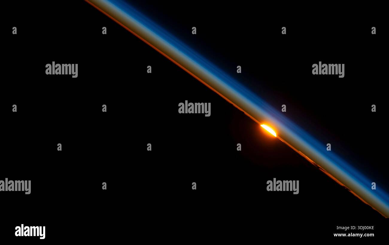 Il sole appena sotto l'orizzonte e che illumina l'atmosfera della Terra, come fotografato dall'orbita. L'ISS orbita intorno alla Terra ogni 90 minuti, il che significa che l'equipaggio sperimenta 16 albe e tramonti ogni giorno. Una fotografia scattata dalla stazione spaziale Internazionale il 9 luglio 2023. Una versione ottimizzata di un'immagine originale della NASA: Credit: NASA Foto Stock