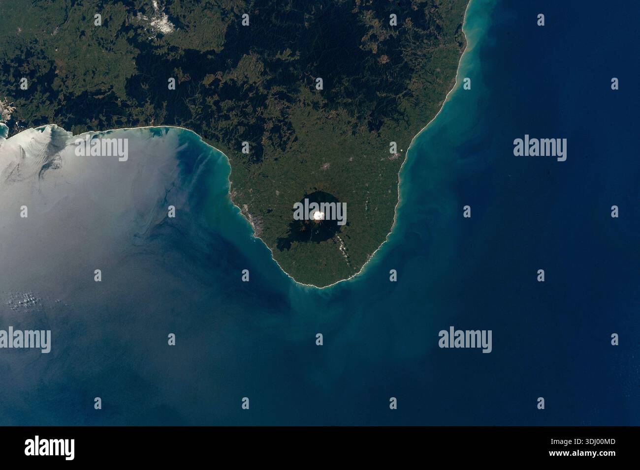 Il Parco Nazionale di Egmont, vicino alla costa occidentale dell'Isola del Nord della nuova Zelanda, è raffigurato come la stazione spaziale Internazionale orbita a circa 270 miglia sopra. Lo stratovulcano innevato, il Monte Taranaki, si trova a circa 8.300 piedi circondato da lussureggianti foreste che forniscono una forte visibilità dall'orbita terrestre bassa. Una fotografia scattata dalla stazione spaziale Internazionale il 7 settembre 2023. Una versione ottimizzata di un'immagine originale della NASA: Credito NASA/AMogensen Foto Stock