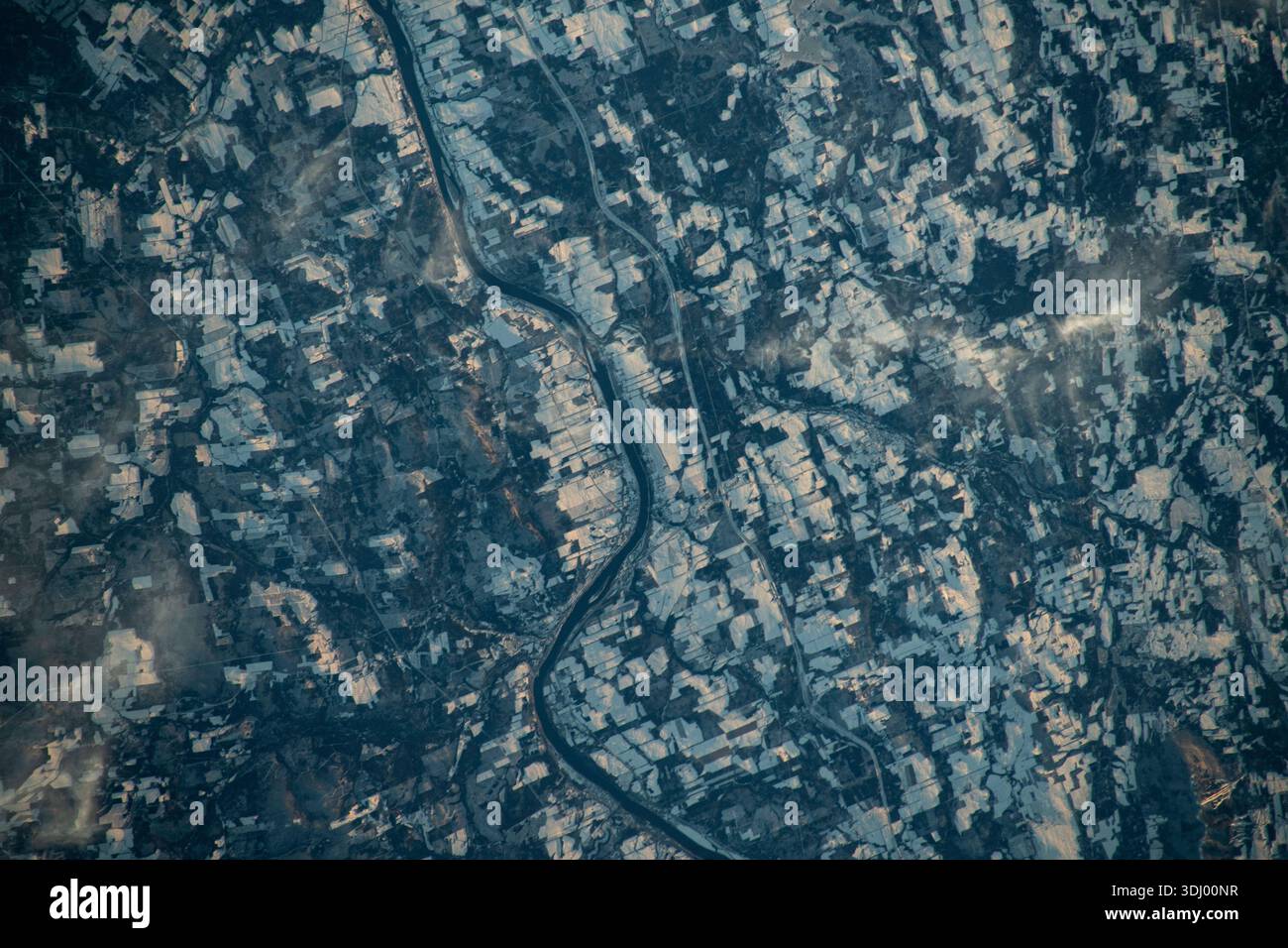 La città canadese di Carleton North, New Brunswick, divisa dal fiume St John e confinante con il Maine, Stati Uniti. I toni blu-grigi indicano temperature fredde in Nord America da 262 miglia sopra. Una fotografia scattata dalla stazione spaziale Internazionale il 25 novembre 2023. Una versione ottimizzata di un'immagine originale della NASA: Credit: NASA/LOhara Foto Stock