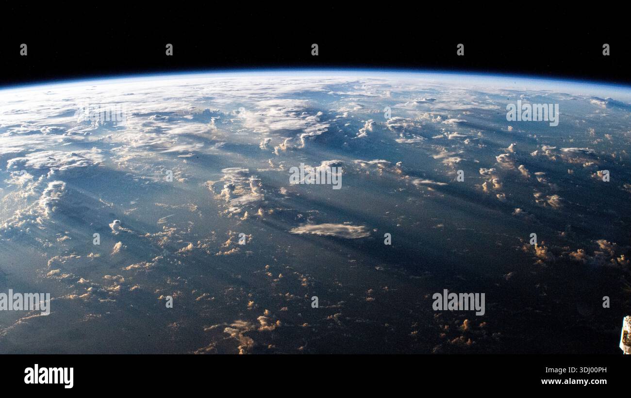 Un'alba del sud-est asiatico getta lunghe ombre dietro le nuvole in questa foto della stazione spaziale Internazionale mentre orbitava a 263 miglia sopra il Mar di Bismarck. Una fotografia scattata dalla stazione spaziale Internazionale il 10 marzo 2025 una versione ottimizzata di un'immagine originale della NASA: Credit: NASA Foto Stock