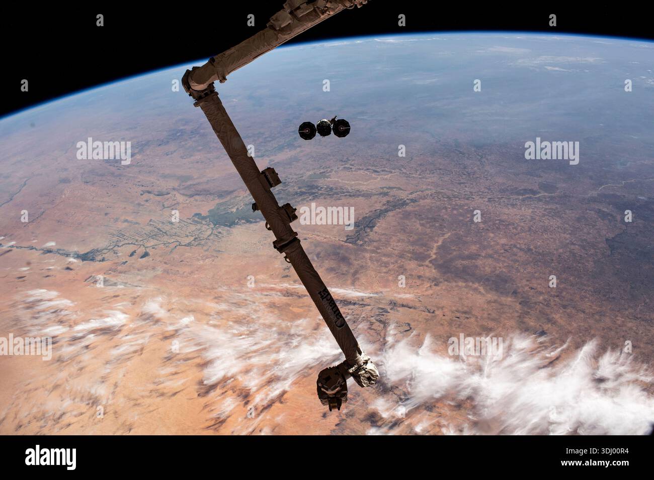 La nave spaziale Cygnus parte dalla stazione spaziale Internazionale. La nave spaziale Cygnus di Northrop Grumman è raffigurata in partenza dalla stazione spaziale Internazionale dopo che è stata rilasciata dalla presa del braccio robotico Canadarm2. Il complesso orbitale si stava innalzando a 258 miglia sopra la nazione africana della Mauritania al momento di questa fotografia. Una fotografia scattata dalla stazione spaziale Internazionale il 22 dicembre 2023. Una versione ottimizzata di un'immagine originale della NASA: Credito: NASA/JMoghbeli Foto Stock